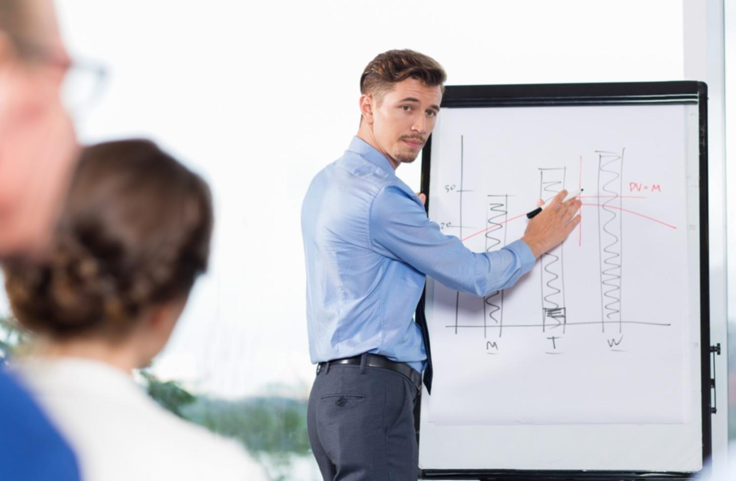 Junge Eltern planen die finanzielle Zukunft ihrer Kinder